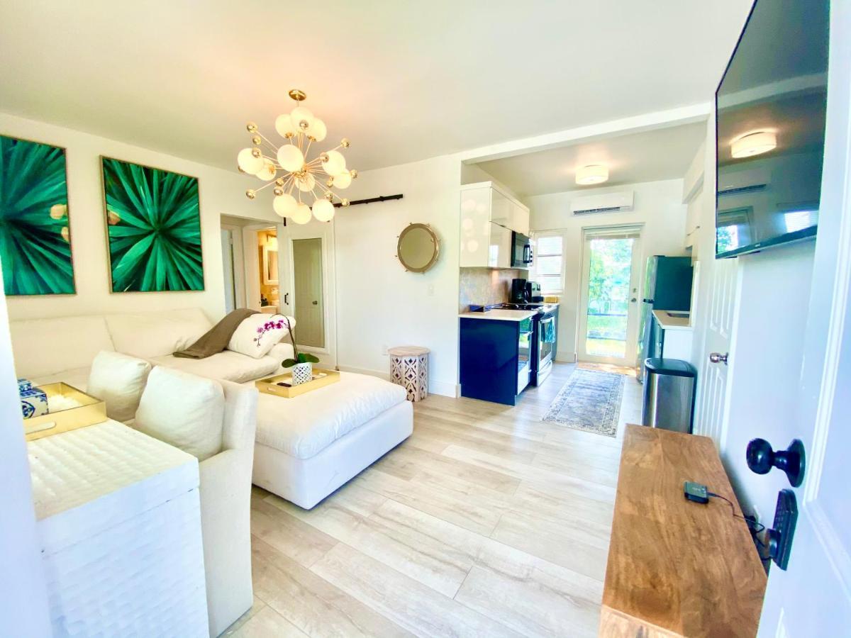 3 Seasons At The Carrington 3 Separate 2 Bedroom 1 Bathroom Apartments And A 3 Bedroom 2 Bathroom Villa Маямі Екстер'єр фото
