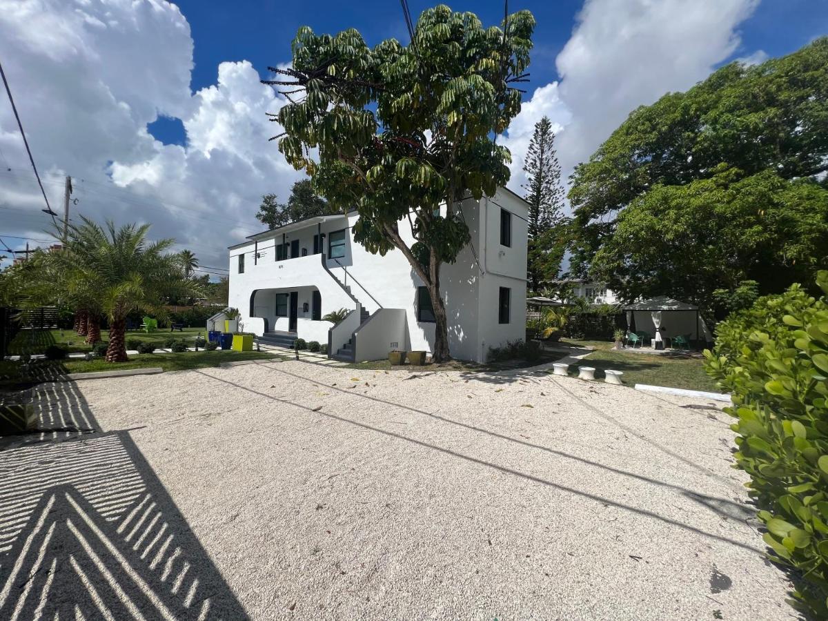 3 Seasons At The Carrington 3 Separate 2 Bedroom 1 Bathroom Apartments And A 3 Bedroom 2 Bathroom Villa Маямі Екстер'єр фото